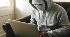 Pasos para estar al frente de los cibercriminales, según IBM La ciberseguridad es una competencia continua en la que los especialistas buscan constantemente formas nuevas y creativas de luchar contra estrategias cambiantes de ciberataques.