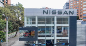 La vitrina de Nissan ubicada en la zona rosa de Bogotá renueva su imagen