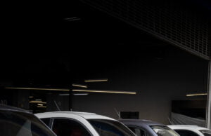 Renting Colombia triplica su flota de vehículos eléctricos en alianza con Muverang y Auteco Mobility