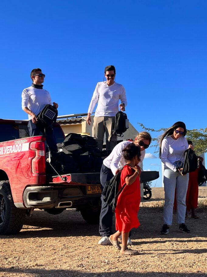 Chevrolet entrega herramientas educativas y energía limpia a la comunidad Wayuú de Kasushi