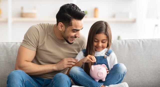 Cinco juegos para que los padres enseñen a sus hijos sobre educación financiera