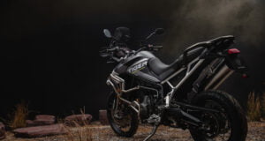 Doble celebración, Triumph cumple su primer aniversario en Colombia y trae la nueva Tiger 900 Rally Aragón