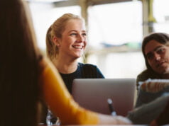 Juventud colombiana enfrenta desafíos en el mercado laboral