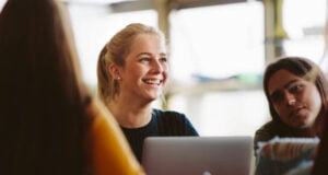 Juventud colombiana enfrenta desafíos en el mercado laboral