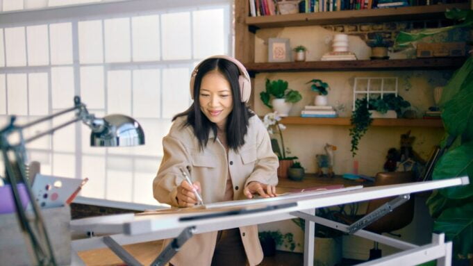 ¿Cómo evitar los dolores de cabeza con los audífonos adecuados?