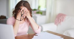 Tecnoestrés: cómo manejarlo en la era del teletrabajo y el modelo híbrido