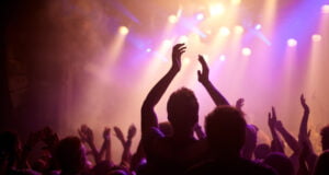 Cuide sus oídos en temporada de conciertos