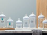 Llega a Colombia la nueva tecnología de alimentación con biberón, que funciona como el pecho permitiendo al bebé controlar el ritmo de su alimentación igual que en la lactancia materna.