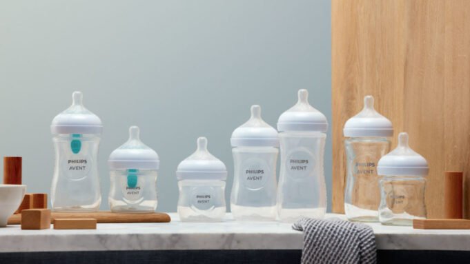 Llega a Colombia la nueva tecnología de alimentación con biberón, que funciona como el pecho permitiendo al bebé controlar el ritmo de su alimentación igual que en la lactancia materna.