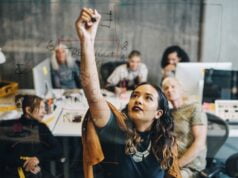 Participación de mujeres colombianas en el boom de la IA Generativa: escenario retador pero que crece en historias que inspiran
