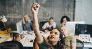 Participación de mujeres colombianas en el boom de la IA Generativa: escenario retador pero que crece en historias que inspiran