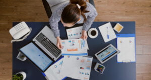 ¿Cuál es el impacto del aumento del salario mínimo en la productividad de los colaboradores?