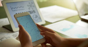 Cómo los siete mil millones de smartphones que hay en el mundo podrían afectar la sostenibilidad de los centros de datos