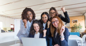 Mujeres liderando camino en la dinámica del empleo en Colombia