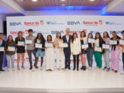 BBVA y Bancamía entregarán 30 becas universitarias a hijos de microempresarios vulnerables: ya está abierta la convocatoria