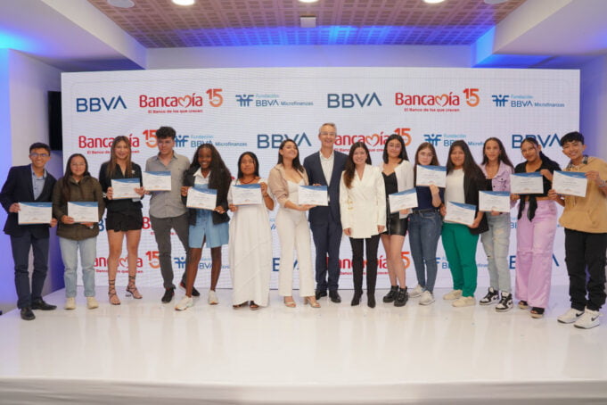 BBVA y Bancamía entregarán 30 becas universitarias a hijos de microempresarios vulnerables: ya está abierta la convocatoria