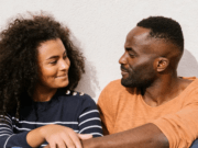 Cómo afrontar exitosamente una relación con diferencias de edad, según expertos.