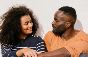 Cómo afrontar exitosamente una relación con diferencias de edad, según expertos.