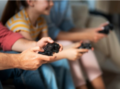 El desarrollo de videojuegos es una industria en constante crecimiento y evolución, que abarca desde la creación de juegos móviles simples hasta experiencias inmersivas en realidad virtual.