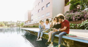 Impulsando el futuro: alianzas educativas empresariales en la era moderna