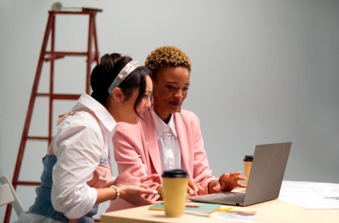 El futuro de las laptops con inteligencia artificial ya está en Colombia