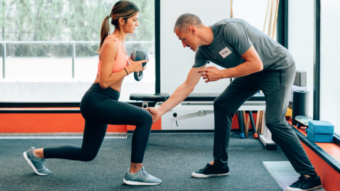 Estos son los beneficios de tener un entrenador personal si está pensando iniciar el 2025 en forma