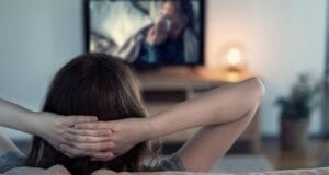 El mejor plan de fin de semana: ¿Cómo encontrar sus películas y series favoritas utilizando la inteligencia artificial en el sistema operativo Google TV?