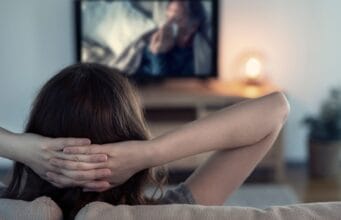 El mejor plan de fin de semana: ¿Cómo encontrar sus películas y series favoritas utilizando la inteligencia artificial en el sistema operativo Google TV?