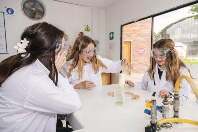 Buckingham School lanza programa de becas «Creer en Colombia» como impulso a la equidad educativa para jóvenes talentosos.