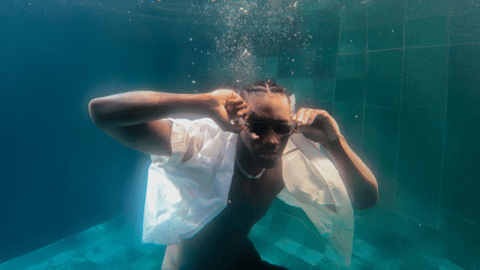 OPPO llevó a cabo el primer photoshoot de moda bajo el agua tomado con un smartphone