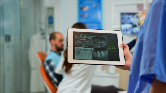 Interoperabilidad y monitoreo en vivo: La nueva era del postoperatorio en hospitales inteligentes