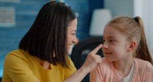 5 comportamientos que los jóvenes deben evitar para prevenir la pérdida de audición en la edad adulta