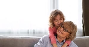 Aún tienen mucho por escuchar: cuidar la salud auditiva de nuestros abuelos es esencial.