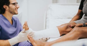 Esguinces y fracturas aumentan por práctica deportiva sin preparación: así puede evitarlas, según un experto