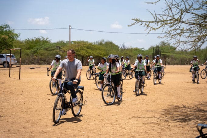 Smart Fit se une a UNICEF y entrega 120 bicicletas en La Guajira para evitar la deserción escolar y asegurar el acceso a agua