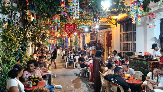 OPPO Reno14 5G ilumina la energía joven de Cartagena