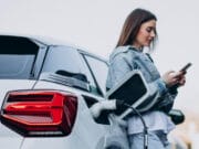 Así está hoy la carga de vehículos eléctricos en Colombia y por qué instalar un cargador en casa puede marcar la diferencia