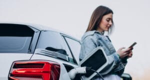 Así está hoy la carga de vehículos eléctricos en Colombia y por qué instalar un cargador en casa puede marcar la diferencia