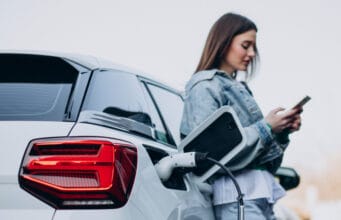 Así está hoy la carga de vehículos eléctricos en Colombia y por qué instalar un cargador en casa puede marcar la diferencia