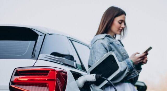 Así está hoy la carga de vehículos eléctricos en Colombia y por qué instalar un cargador en casa puede marcar la diferencia