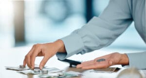 De la emoción a la estrategia: guía para blindar su prima de diciembre ante un 2026 retador