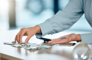 De la emoción a la estrategia: guía para blindar su prima de diciembre ante un 2026 retador