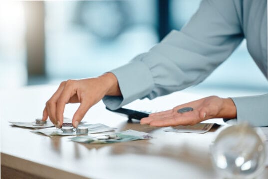 De la emoción a la estrategia: guía para blindar su prima de diciembre ante un 2026 retador