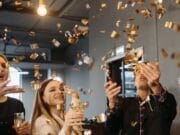 Las celebraciones de fin de año tienen se renuevan con karaoke y sonidos inmersivos: así puede armar su fiesta