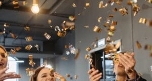 Las celebraciones de fin de año tienen se renuevan con karaoke y sonidos inmersivos: así puede armar su fiesta