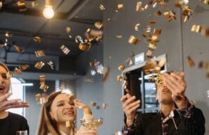 Las celebraciones de fin de año tienen se renuevan con karaoke y sonidos inmersivos: así puede armar su fiesta