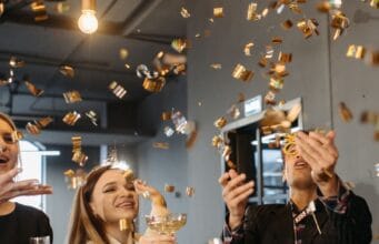 Las celebraciones de fin de año tienen se renuevan con karaoke y sonidos inmersivos: así puede armar su fiesta