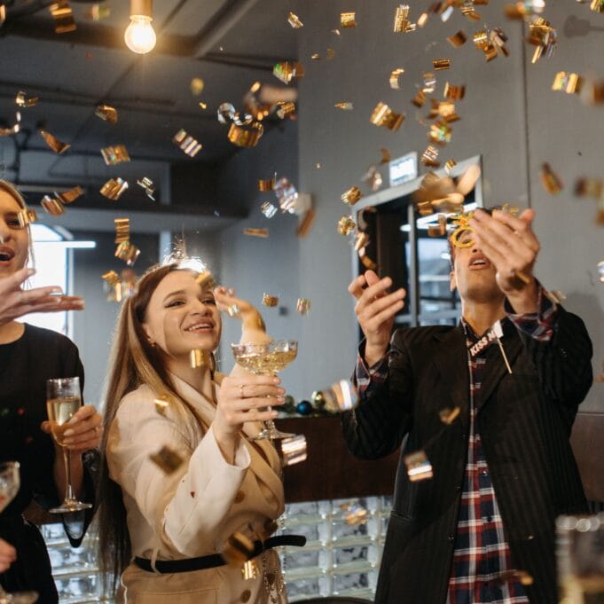 Las celebraciones de fin de año tienen se renuevan con karaoke y sonidos inmersivos: así puede armar su fiesta