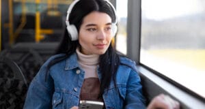 Ruido urbano y auriculares: descubre cómo mantener tu oído sano