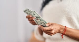 Cómo invertir de forma inteligente la prima de Navidad y evitar empezar el 2026 endeudado